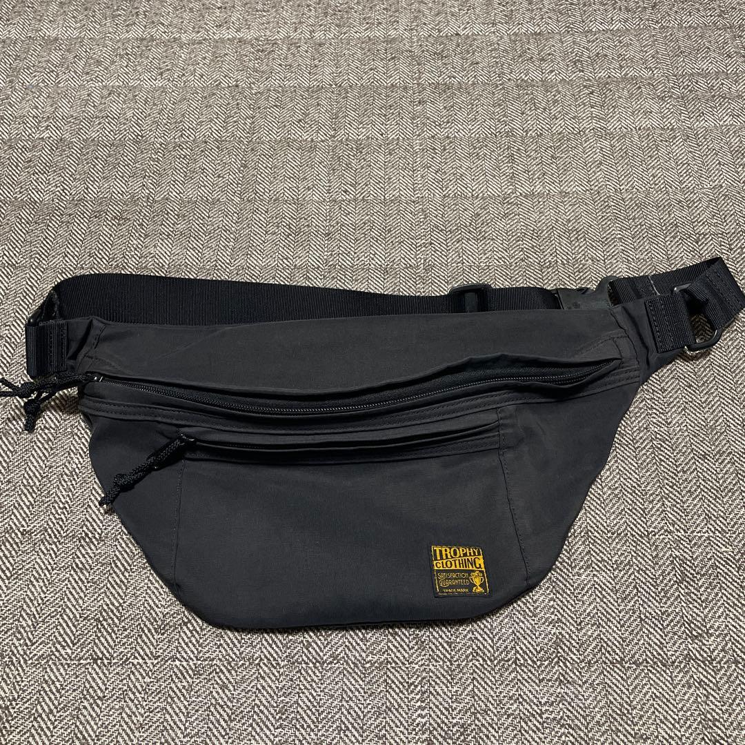 美品TROPHY CLOTHING ボディバッグ ブラック TROPHY CLOTHING（トロフィークロージング） バッグ DAY TRIP BAG