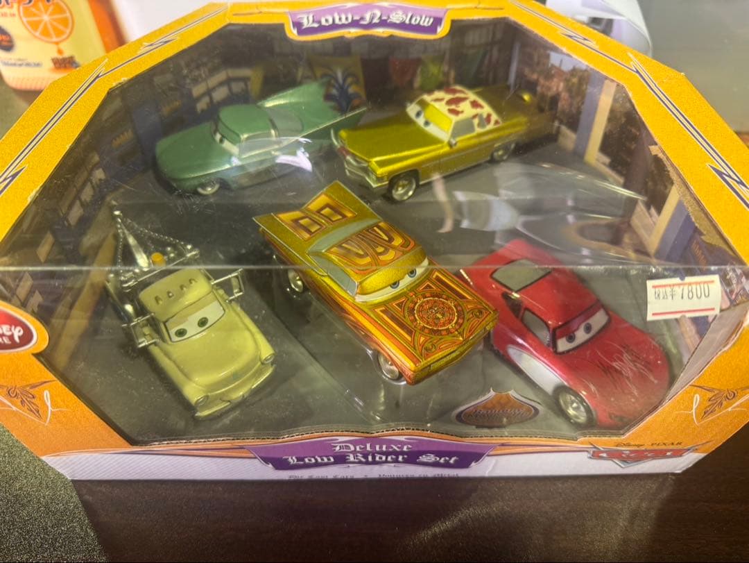 s1654 ディズニー・ピクサー Low-N-Slow デラックス・ローライダー JOHNNY LIGHTNING（ジョニーライトニング） Lowriders 1/64 フィギュア
